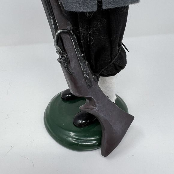 Byers Choice Caroler Pilgrim Man with Rifle Plimouth Plantation 2000 Signed - Picture 5 of 10